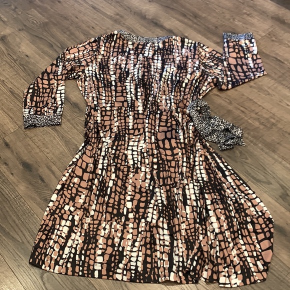 Geometric Print Long Sleeve Wrap Dress - Picture 9 of 14